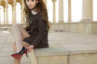AISS爱丝(钻石版) – 当亚美依街道遇上丝袜，什么叫“走得比风快”的写真合集