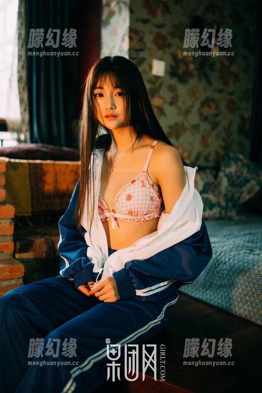 GIRLT果团网 - 不得不爱：丁晓楠的红裙在线图片，喵追随恰到好处！