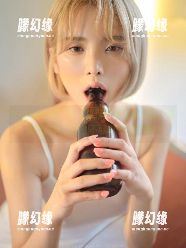 Hyoyeon(김효연)更新的夏日作品集，是盛夏的风，多么不可思议的舞动！