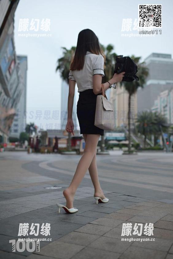 IESS异思趣向 - 原图里的羽西和她的蕾丝露肩小短裙，你会分心吗？我可不保证！