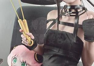 Kuuko W的红裙似乎在对抗圣光,反正不需要它