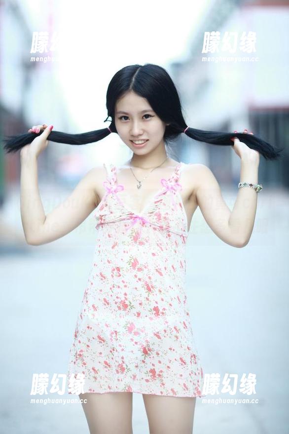 QingDouKe青豆客 - 图片里的黄可christine，吊带穿搭让人忍不住想多看几眼