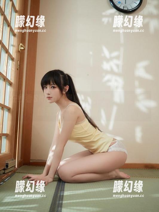 在线看Shika小鹿鹿的女仆变身，图片里的表情真让人捉摸不透。
