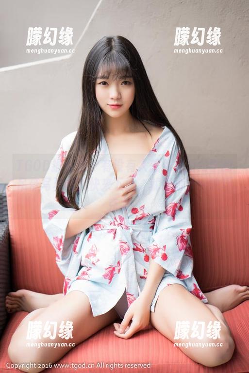 TGOD推女神 - 有没有人想看看潇同学的吊带写真集？快来下载，就像偷了一块巧克力。