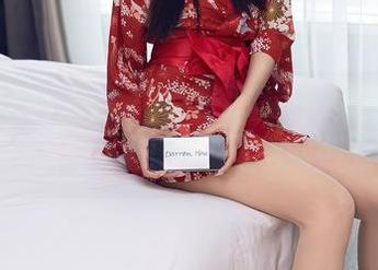 Xiuren秀人网 – 看到蛋蛋宝这最新的美图更新，我的问题是：这腿到底是谁的？
