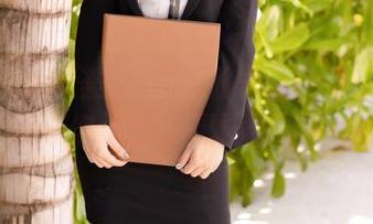 YouMi尤蜜荟 – 有了张思允Nice的短裙套图，你绝对会想要偷拐一件。