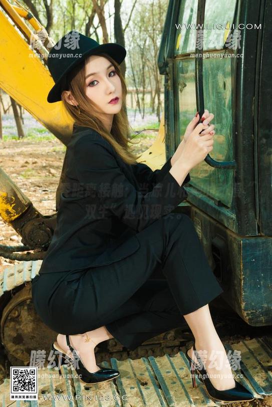 丽柜 - 零距离接触：当凉儿和她的动漫“双生”遇见现实。