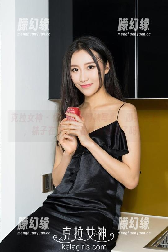 克拉女神 - 忆之最新网袜写真：脚尖在上，袜子在下，平衡术练起来了吗？