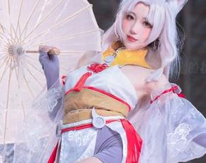 盘腿、伸展，刺青Poi教你如何COS出自在的瑜伽的状态，图片惹人瞩目。