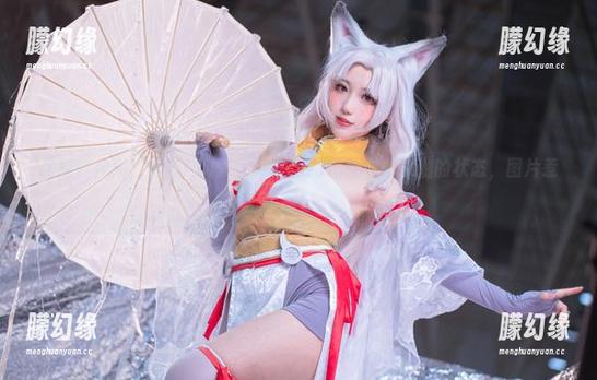 盘腿、伸展，刺青Poi教你如何COS出自在的瑜伽的状态，图片惹人瞩目。