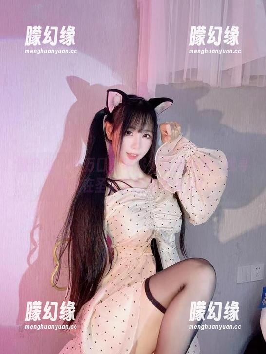 微密圈 - 十万口草莓粥粥最新图包：找寻那块在圣诞下的草莓蛋糕！