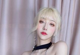 啾小妍的全套写真，肉丝造型，您以为只是看而已？真相在想象中。