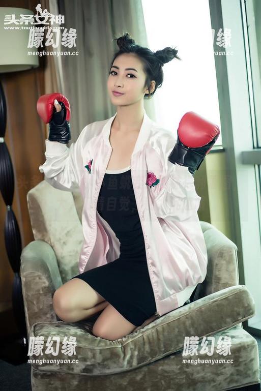 头条女神 - 小小鱼蜕变！网袜福利原图，大人们请自觉，别太沉迷哦