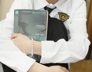小众视觉 – 戏谑的悦悦：美足福利在哪儿？图包随便翻！