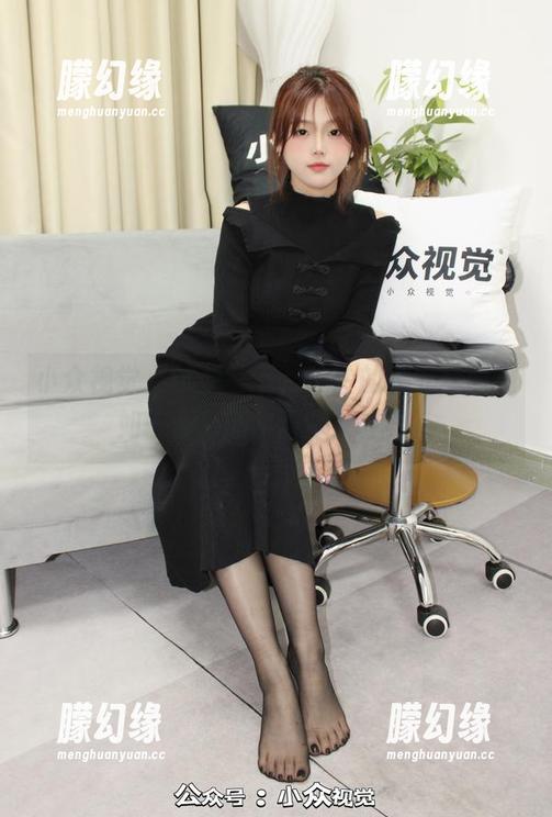 小众视觉 - 试想一下，玲玲的睡衣套图宛如一杯慕斯，甜蜜又轻柔。