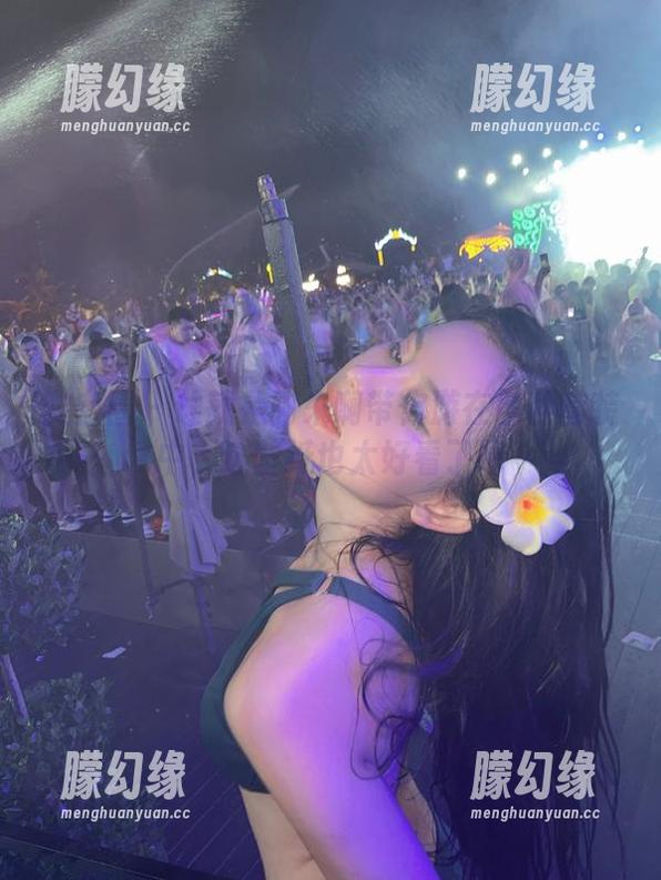 微密圈 - 让就是阿朱啊带你游在各种套装中，这壁纸也太好看了吧