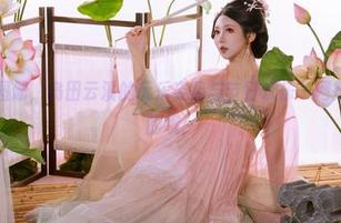 圣诞女郎图册，岛田云溪的玩乐姿势与节日欢乐一网打尽，免费的哦！