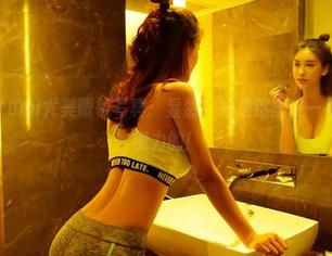 推女神 – Yumi尤美眼镜写真：显然，她是这里唯一不需要矫正视力的！