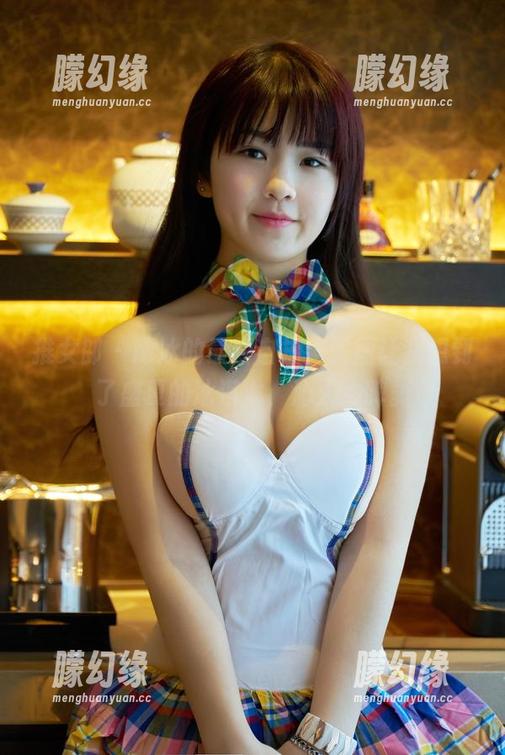 推女郎 - 谭冰的最新自拍，美图让我想到了盛夏的冰淇淋，沁人心脾。