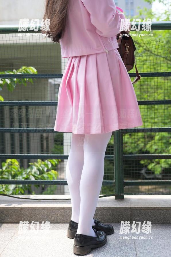 森萝财团 - 白丝惊鸿一瞥：小奶糕Milky的双马尾美少女写真套图，走在时尚最前沿！
