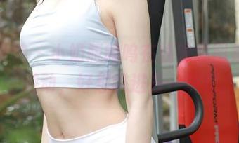 模范学院 – 小奶瓶呜呜在线泳装图集，水中游动，好想跳进去一块儿。