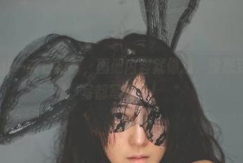樱晚gigi一袭白衬衫，图册内容就像戏，没想到会把脸写都写歪了！