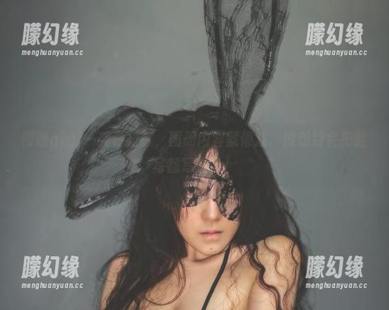 樱晚gigi一袭白衬衫，图册内容就像戏，没想到会把脸写都写歪了！