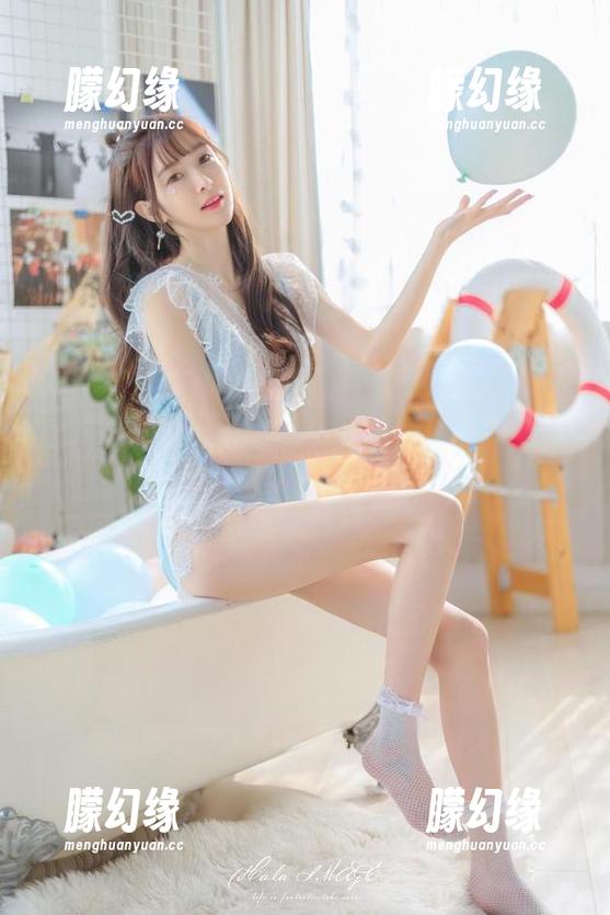 图片里的王羽杉，黑色吊带好像在提醒我——晚上的约会备好了吗？