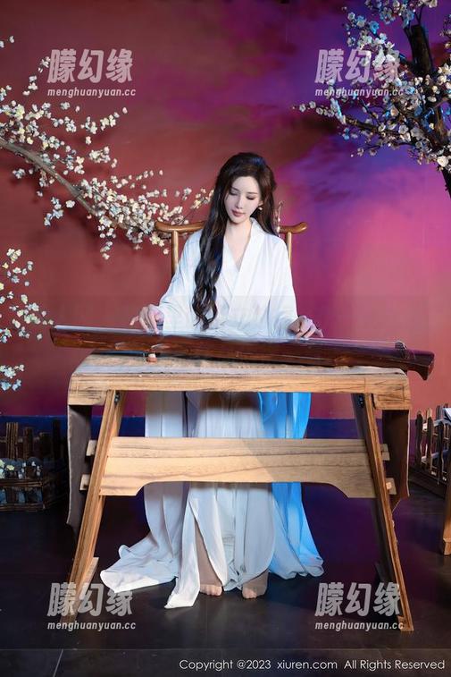 秀人网 - 校服里的特立独行，伊一Moon的套图作品值得一看