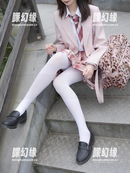 紧急企划 - 又刷到了龙崎聆音的眼镜写真集更新，喔，看那姿势！