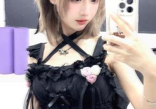 下载紫氯氯的黑丝全套时，别忘了给你的屏幕加个滤镜，免得被自己的直视烫伤～