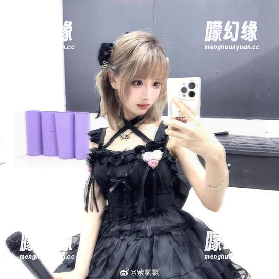 紫氯氯 下载紫氯氯的黑丝全套时,别忘了给你的屏幕加个滤镜,免得被自己的直视烫伤~