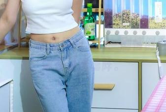 绮梦摄影 – 原图里的月月：剧情倒着演，像在看迷魂阵。