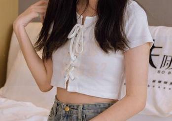 袜啵啵 – 小奶熊的校服私房：谁能拒绝这种萌态？