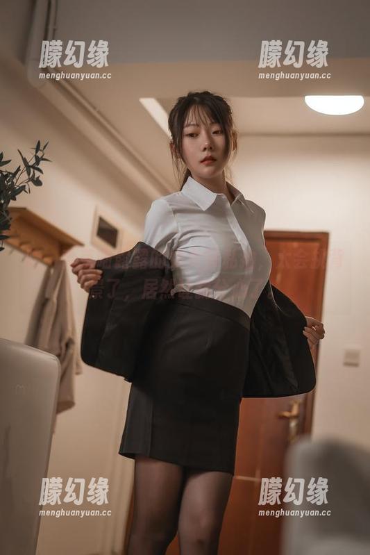 哇，香草喵露露的兔女郎私拍，太会挑背景了，居然让我分心了。