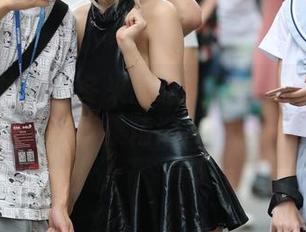 魔镜街拍 – 暖冬来的意义：婷婷寒风中的肉丝写真集精选，艳压群芳