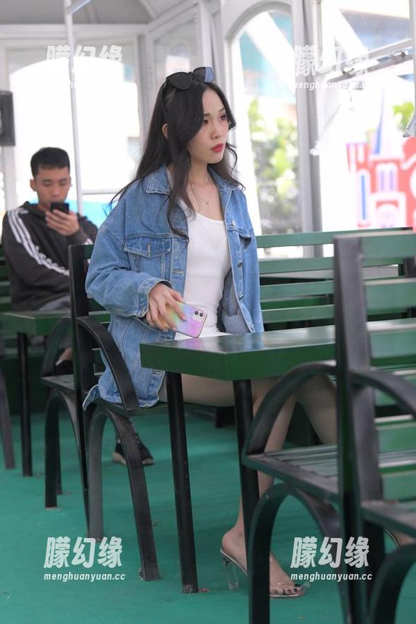 魔镜街拍 - 分享：在急促午后，包臀灰裙的婷婷也许是在偷偷放松吧