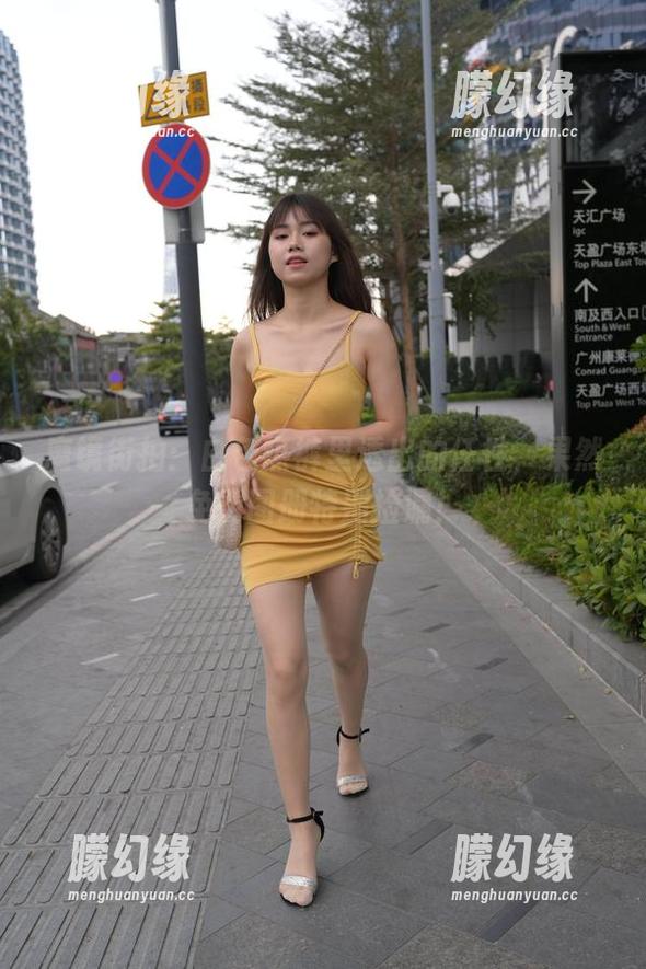 魔镜街拍 魔镜街拍:白色热裤里透出的任性,果然免费图册特别捡漏!